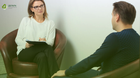 Мужчина разговаривает с психотерапевтом